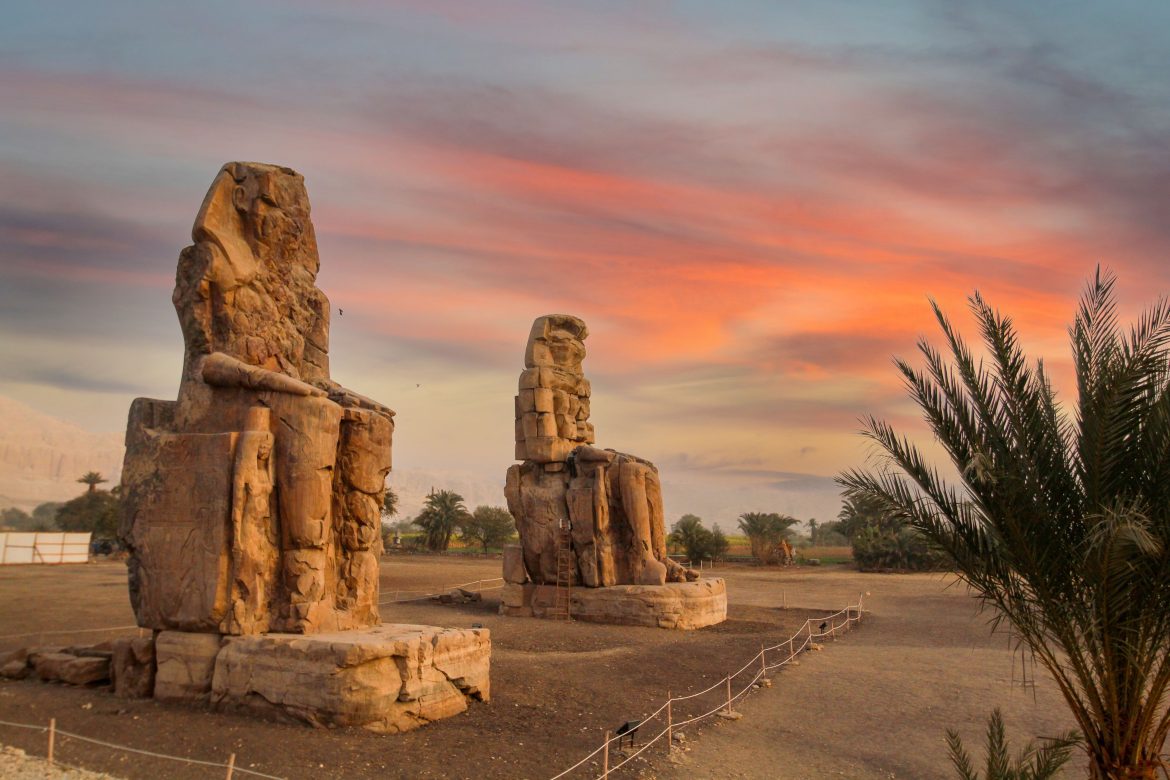 Famous colossi of Memnon, giant sitting statues, Luxor Les célèbres colosses de Memnon, statues géantes assises, Louxor