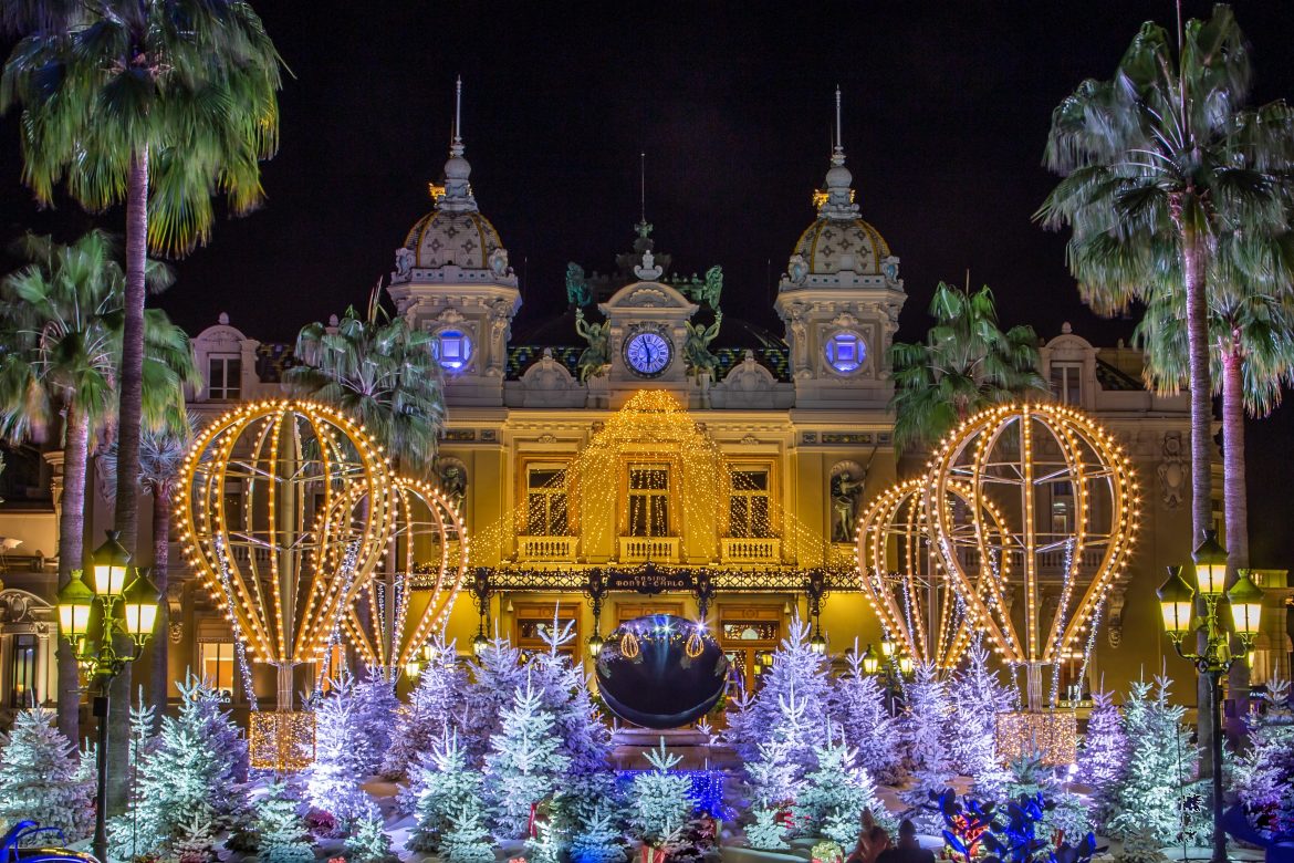 Casino de Monaco décoré pour Noël et illuminé dans la nuit.
