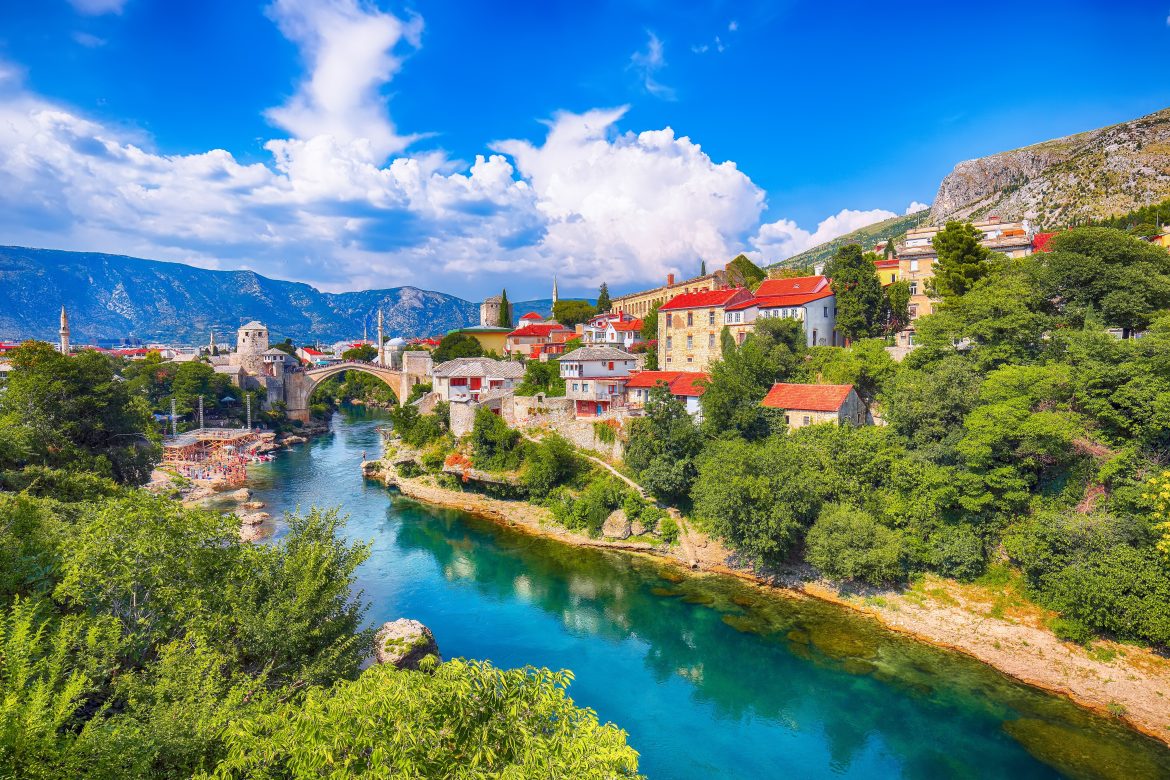 mostar (2) Superbe vue panoramique de Mostar avec le pont de Mostar, les maisons et les minarets, par une journée ensoleillée.