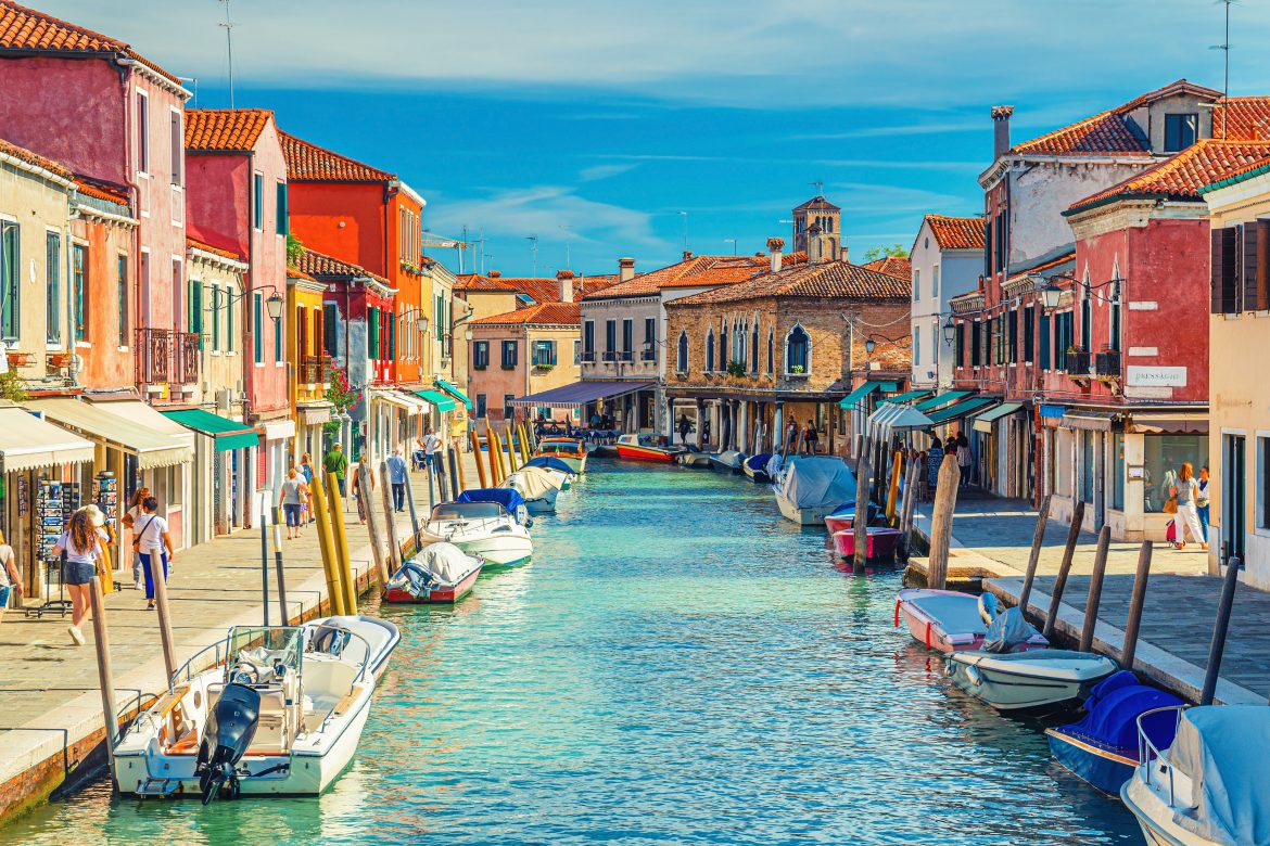 murano Îles de Murano avec canal, bateaux et vedettes à moteur, maisons traditionnelles colorées, lagune de Venise.