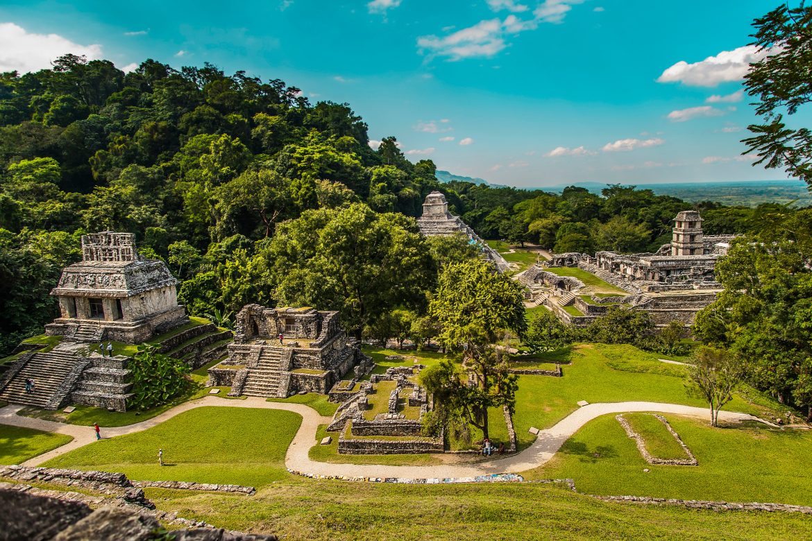 palenque Palenque, au cœur de la jungle luxuriante du Chiapas, Palenque vous invite à un véritable voyage dans le temps. Il est l’un des sites les plus fascinants de la civilisation maya.