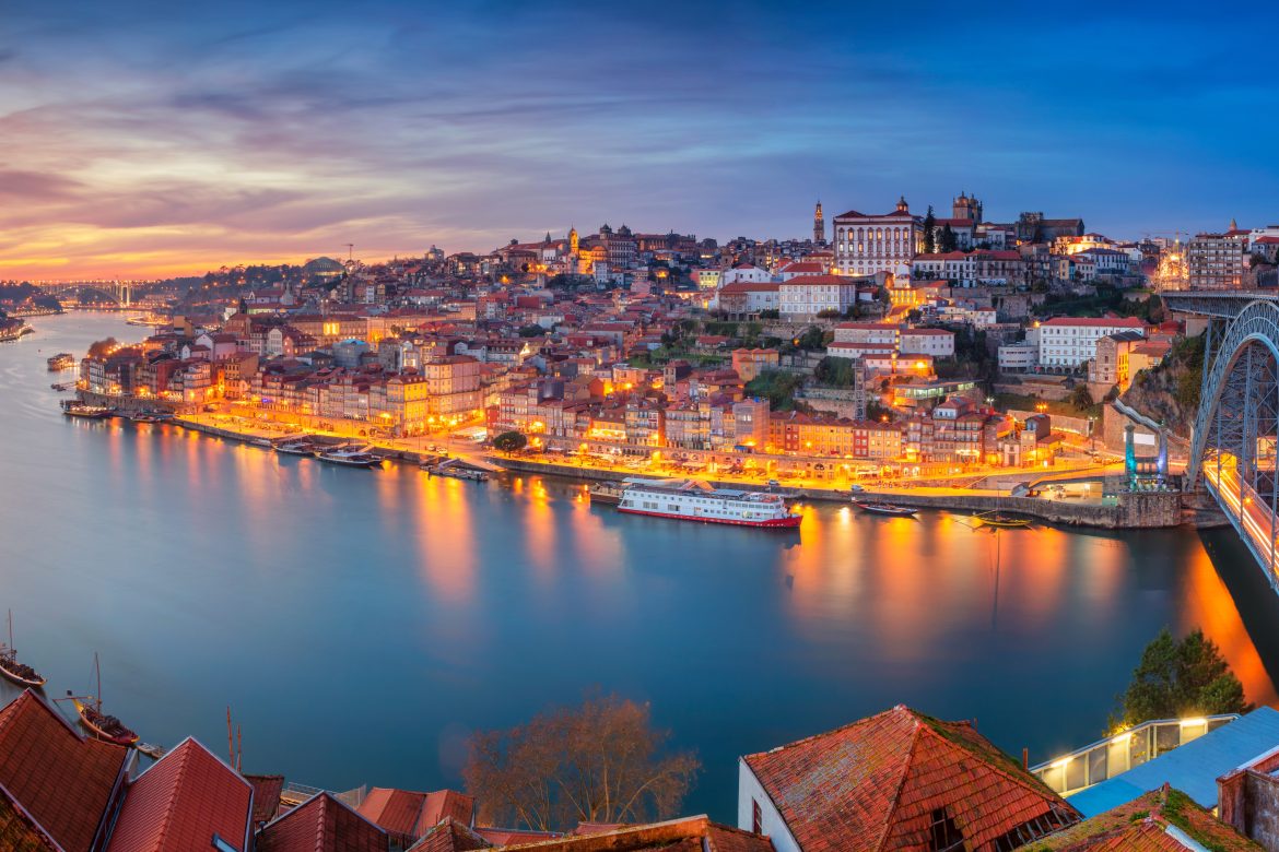 porto (3) Porto, Portugal. Image panoramique de la ville de Porto, au Portugal, avec le célèbre pont Luis Ier et le fleuve Douro au coucher du soleil.
