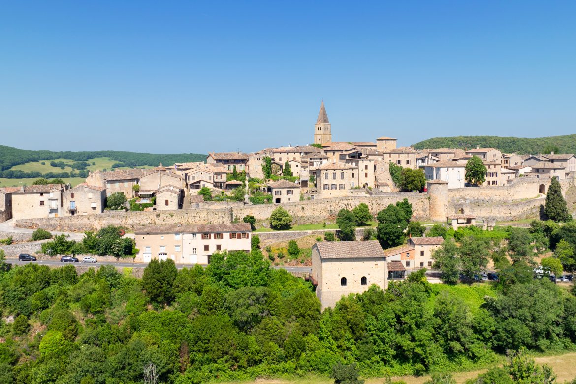 famous Puycelsi village in France Vue panoramique sur le célèbre village de Puycelsi