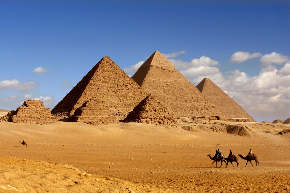 pyramids giza cairo in egypt with camel caravane panoramic scenic view pyramides de Gizeh, Le Caire en Égypte, vue panoramique depuis une caravane de chameaux