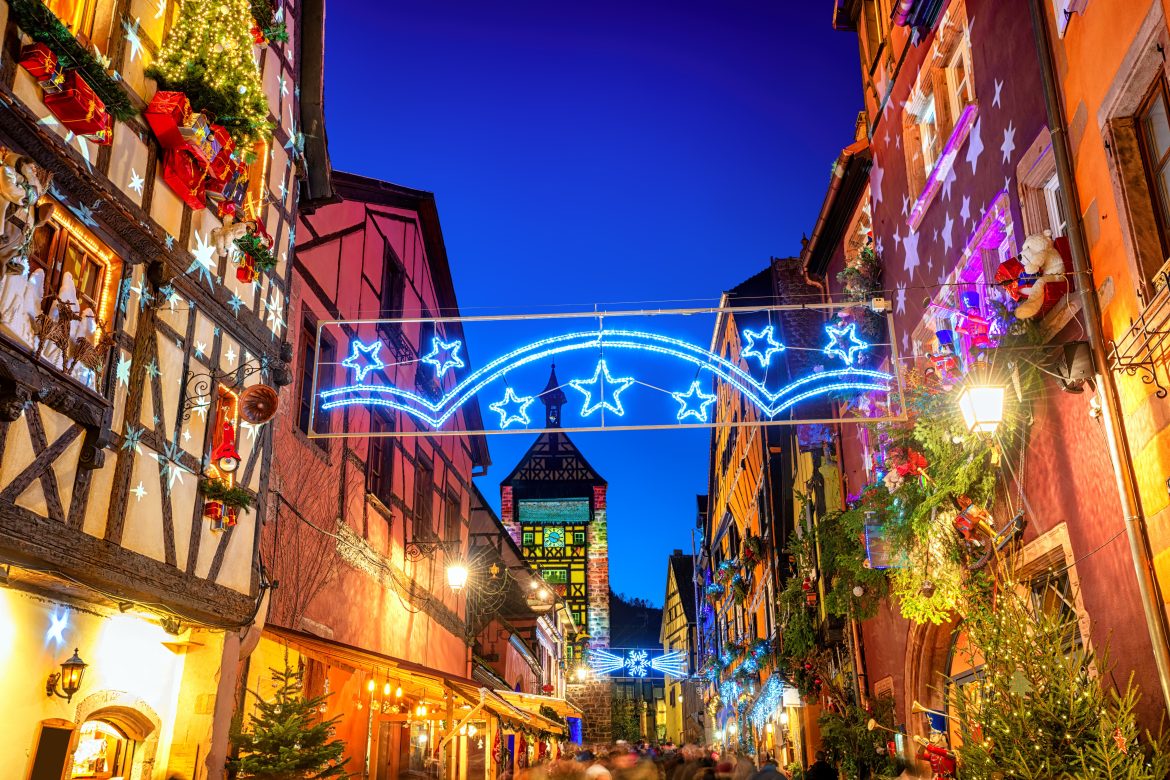 Riquewihr Old town in Christmas time, Alsace France Marché de Noël à Riquewihr en Alsace décoré et illuminé dans la nuit.