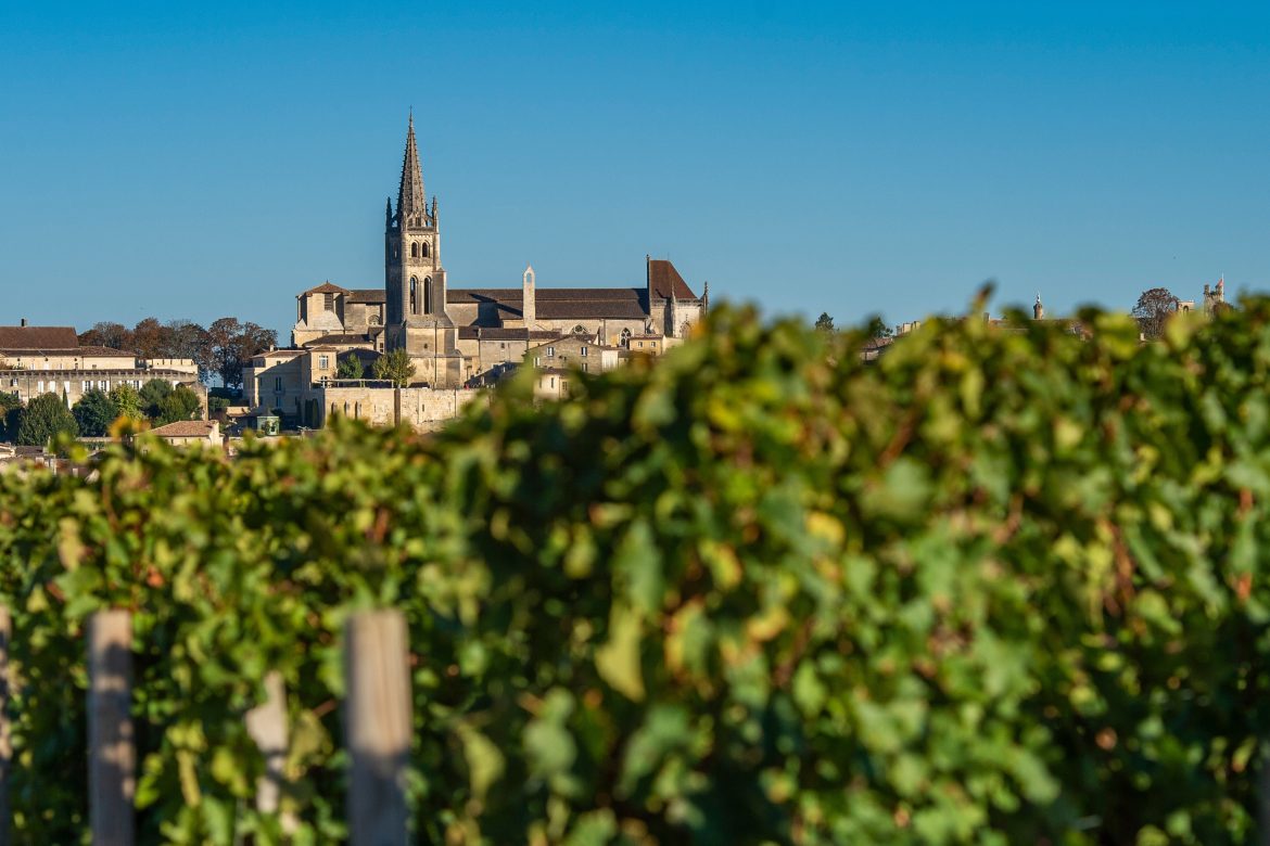 saint_emilion Vue de Saint-Emilion depuis les vignes.
