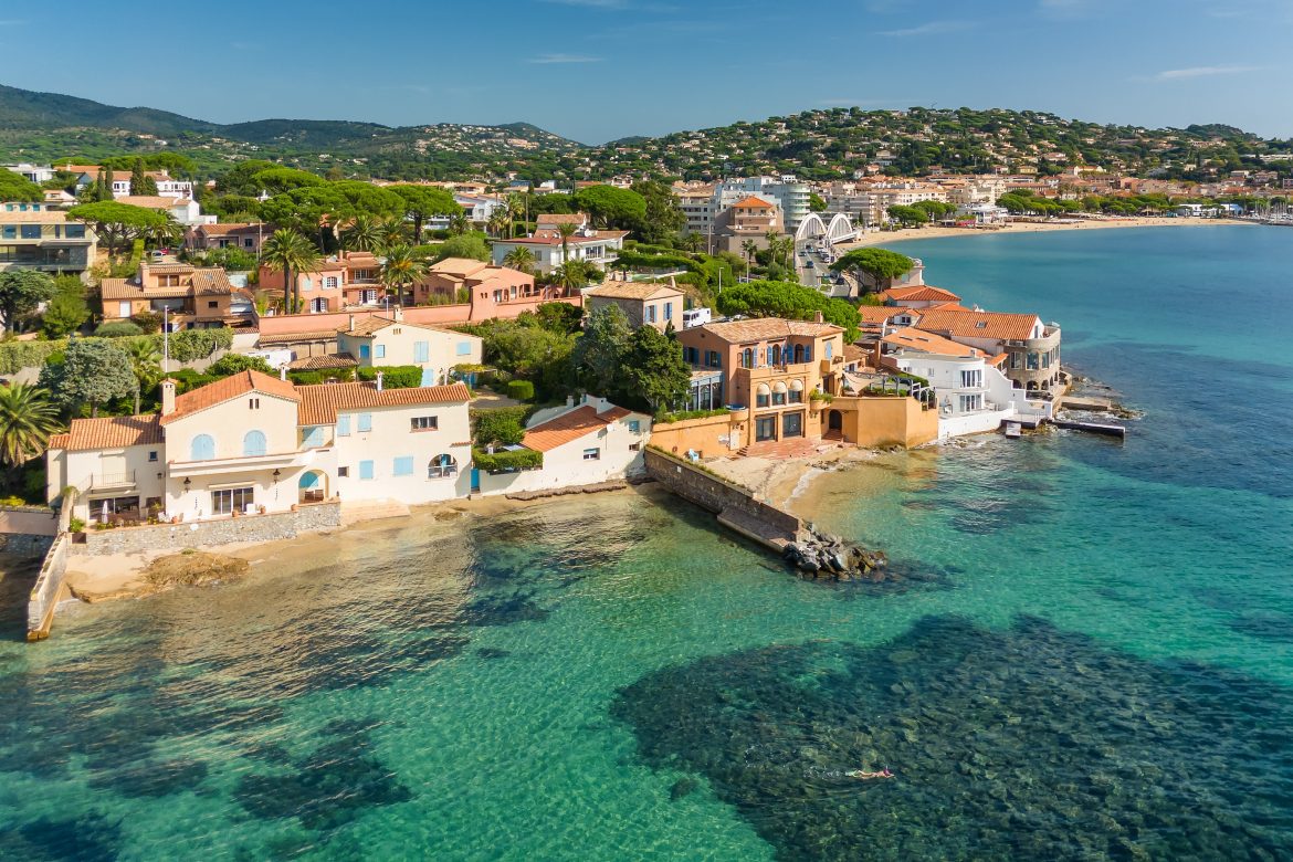 Vue aérienne de la station balnéaire de Sainte-Maxime sur la Côte d'Azur, en France.