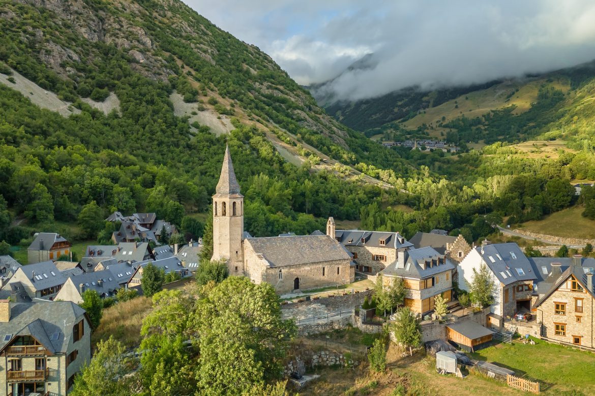 Vue aérienne du charmant village de Salardu en Catalogne, Espagne