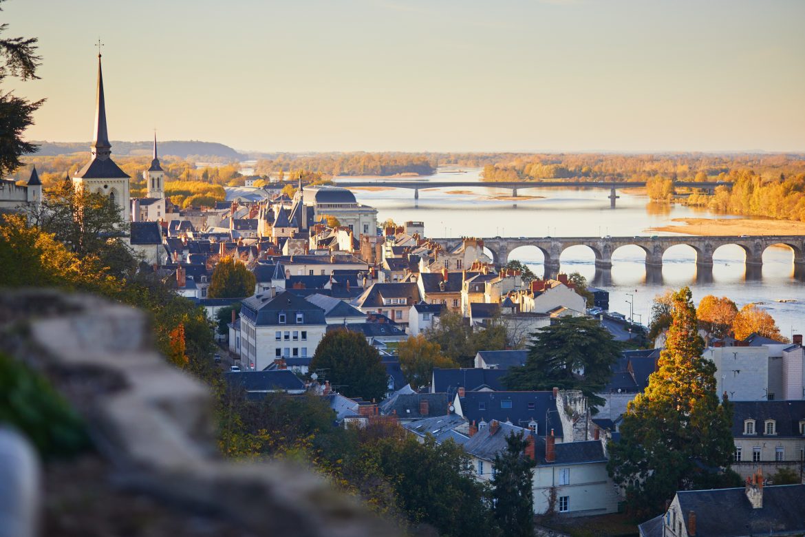 saumur (2) Vue panoramique de Saumur avec La Loire traversant la ville.
