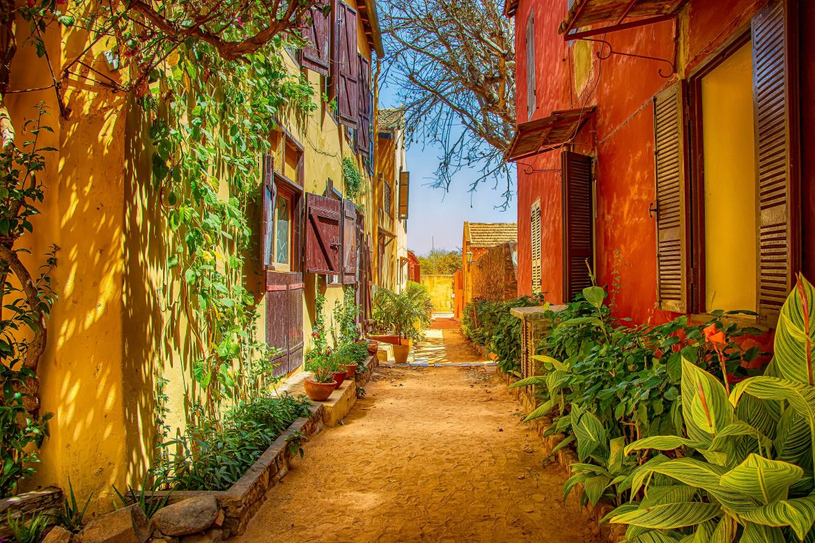 sénégal_île_gorée (1) Rue de l'île de Gorée, au Sénégal, en Afrique. Ce sont des maisons de pierre colorées, envahies par la végétation. C'est l'une des premières colonies européennes d'Afrique de l'Ouest, Dakar.