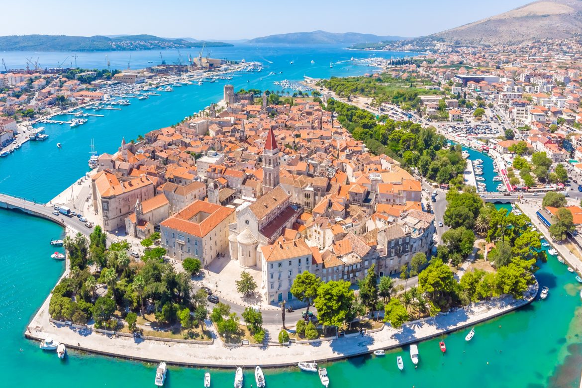 Aerial view of Trogir in summer, Croatia Vue aérienne de Trogir en été, Croatie