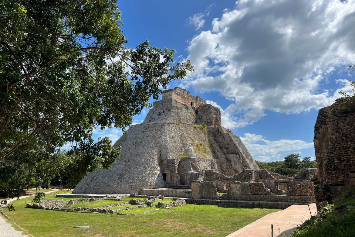 uxmal d’Uxmal, l’une des 7 Merveilles du Monde, en raison de sa situation au milieu d’un cadre naturel exceptionnel.