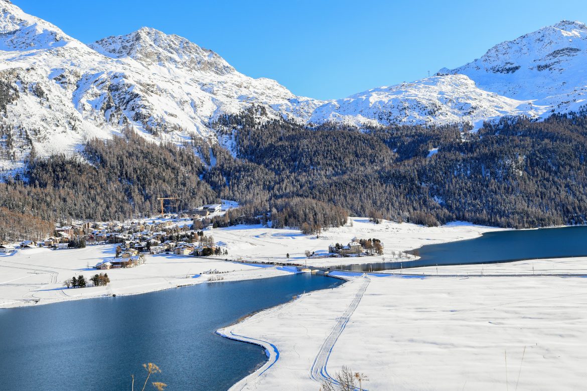Le lac Silvaplana en hiver, vu du Piz Corvatsch en Engadine, en Suisse.