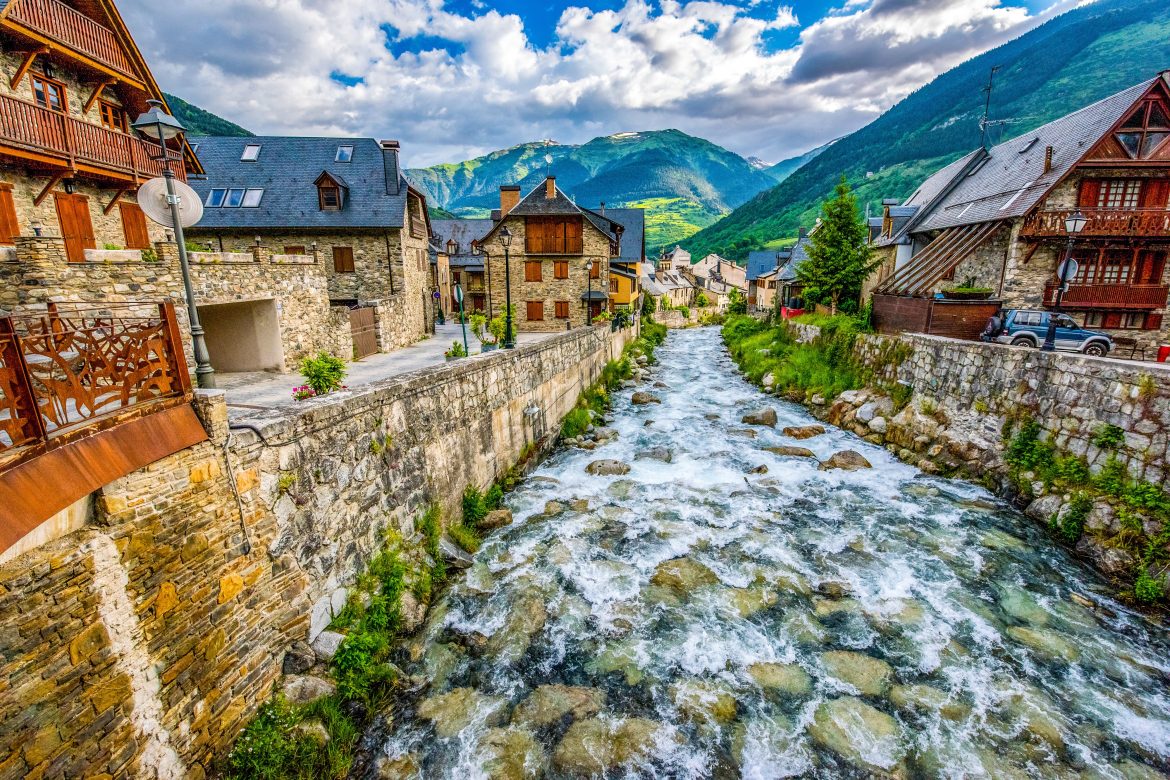 Le village de Viella dans les Pyrénées espagnoles