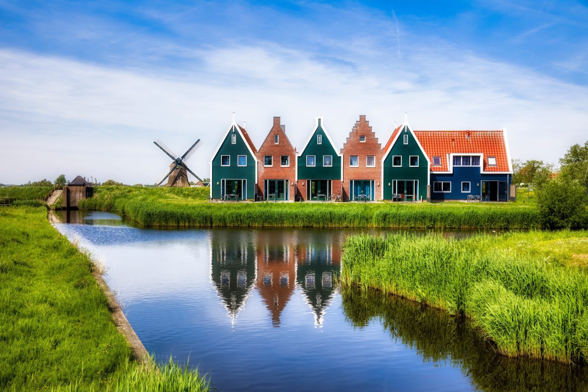 volendam Paysage nature de Volendam avec ses maisons typiques et son moulin