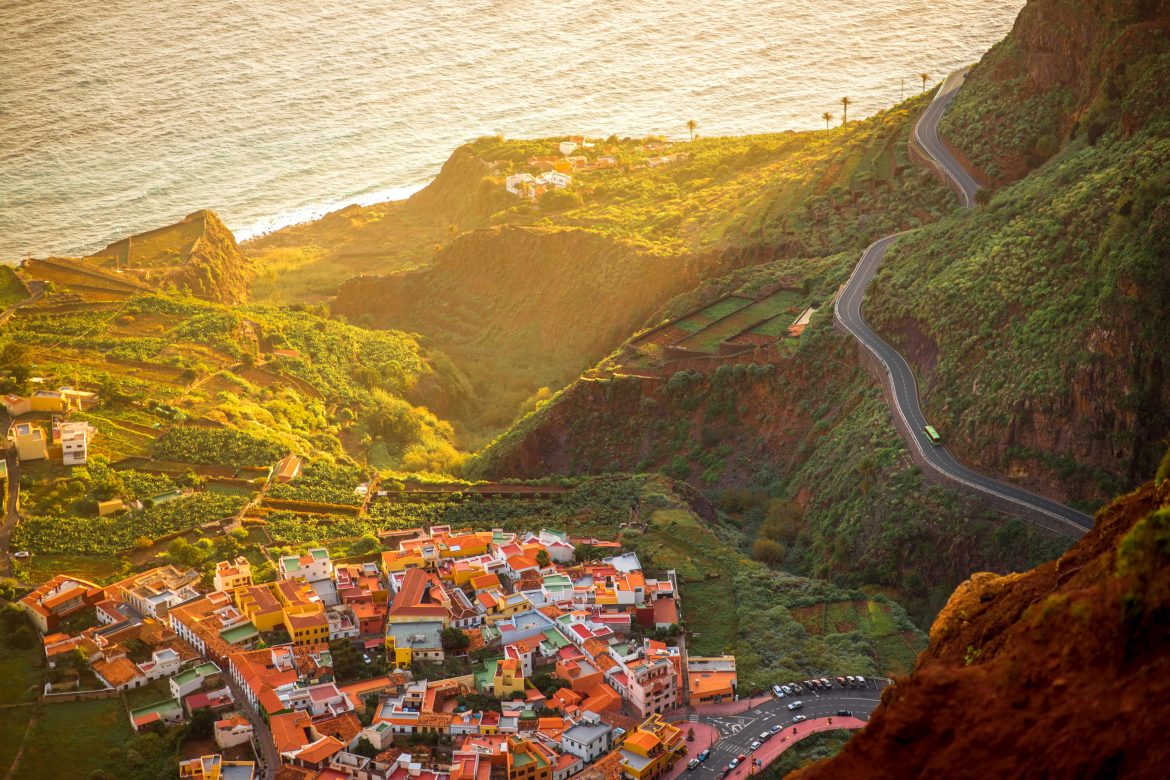 Top view on Agulo coastal village in Spain Vue de dessus du village côtier d'Agulo, en Espagne