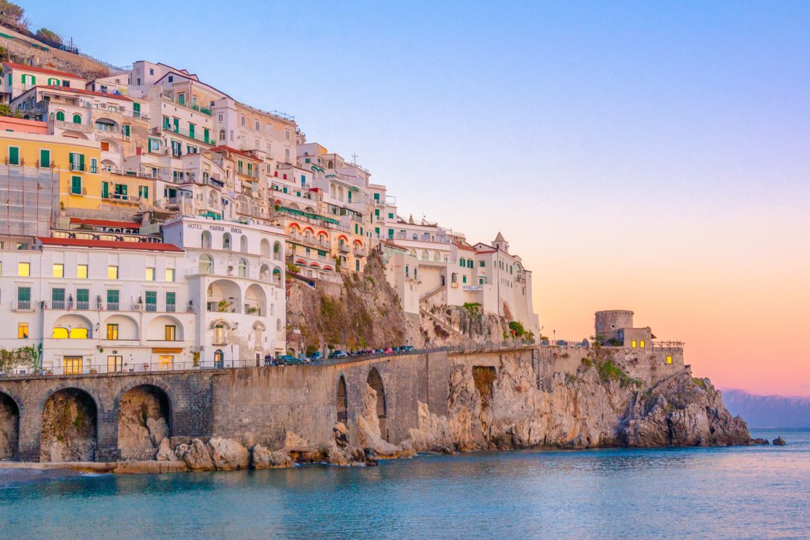 Couché de soleil sur Amalfi en Italie.