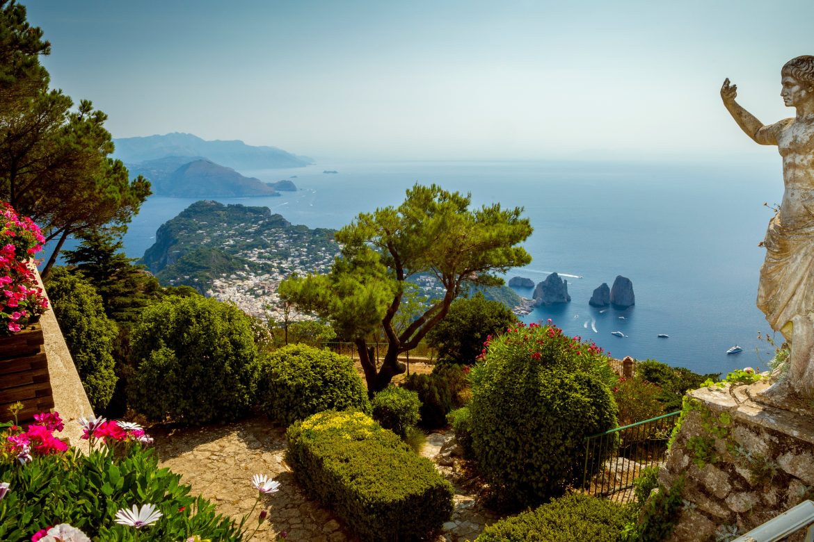 Vue panoramique de l'île de Capri depuis le mont Solaro, en Italie.