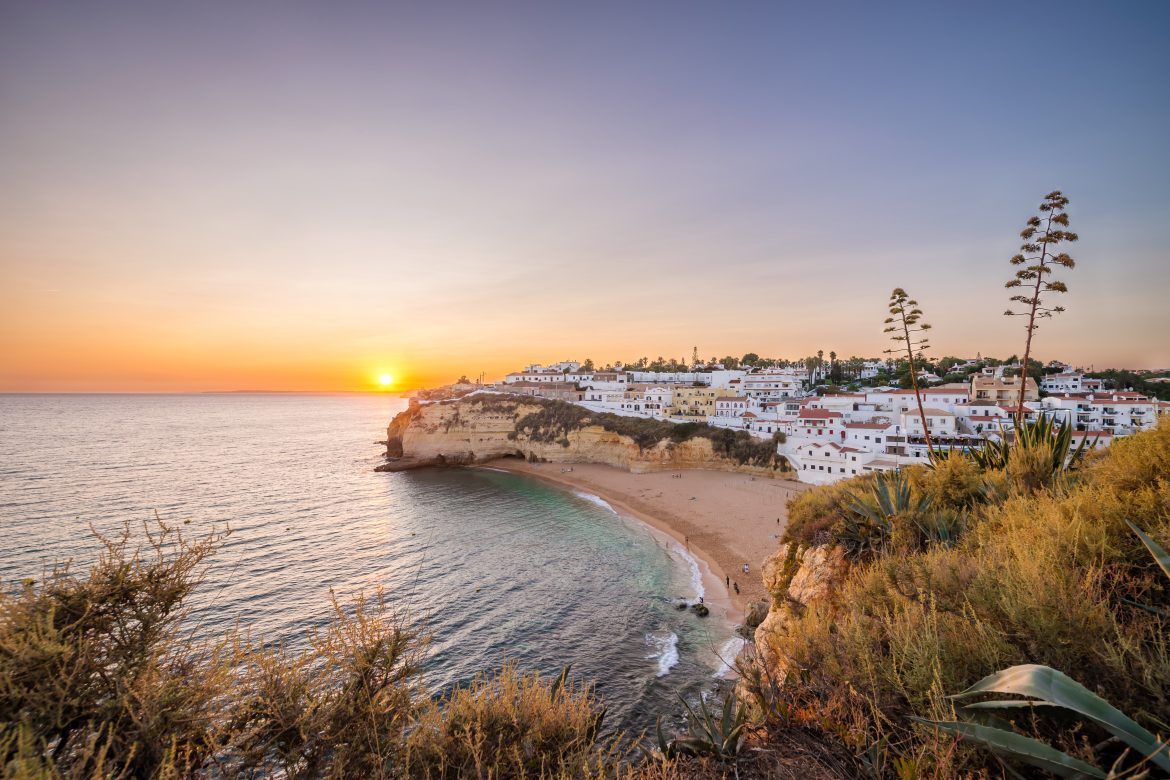 Sunset at Algarve coast, Carvoeiro, Portugal Coucher de soleil sur la côte de l'Algarve, Carvoeiro, Portugal