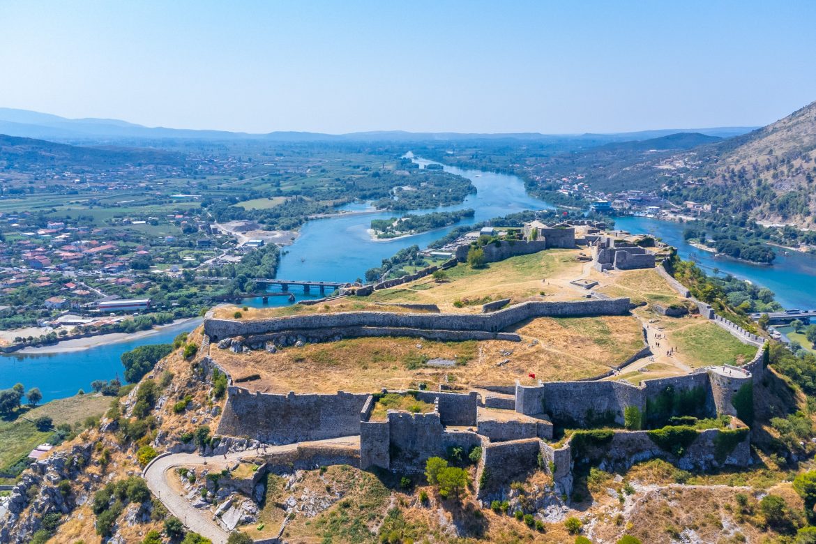 Vue aérienne par drone du château de Rozafa, dans la ville de Shkodër, et de ses remparts bordant le lac et la rivière. Albanie.