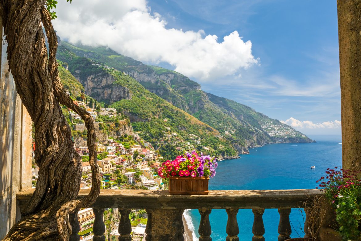 Vue magnifique sur la ville de Positano depuis une terrasse ancienne fleurie.