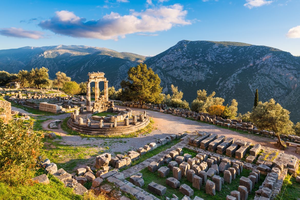 Ruines du temple d'Athéna Pronaia dans la cité antique de Delphes, en Grèce.