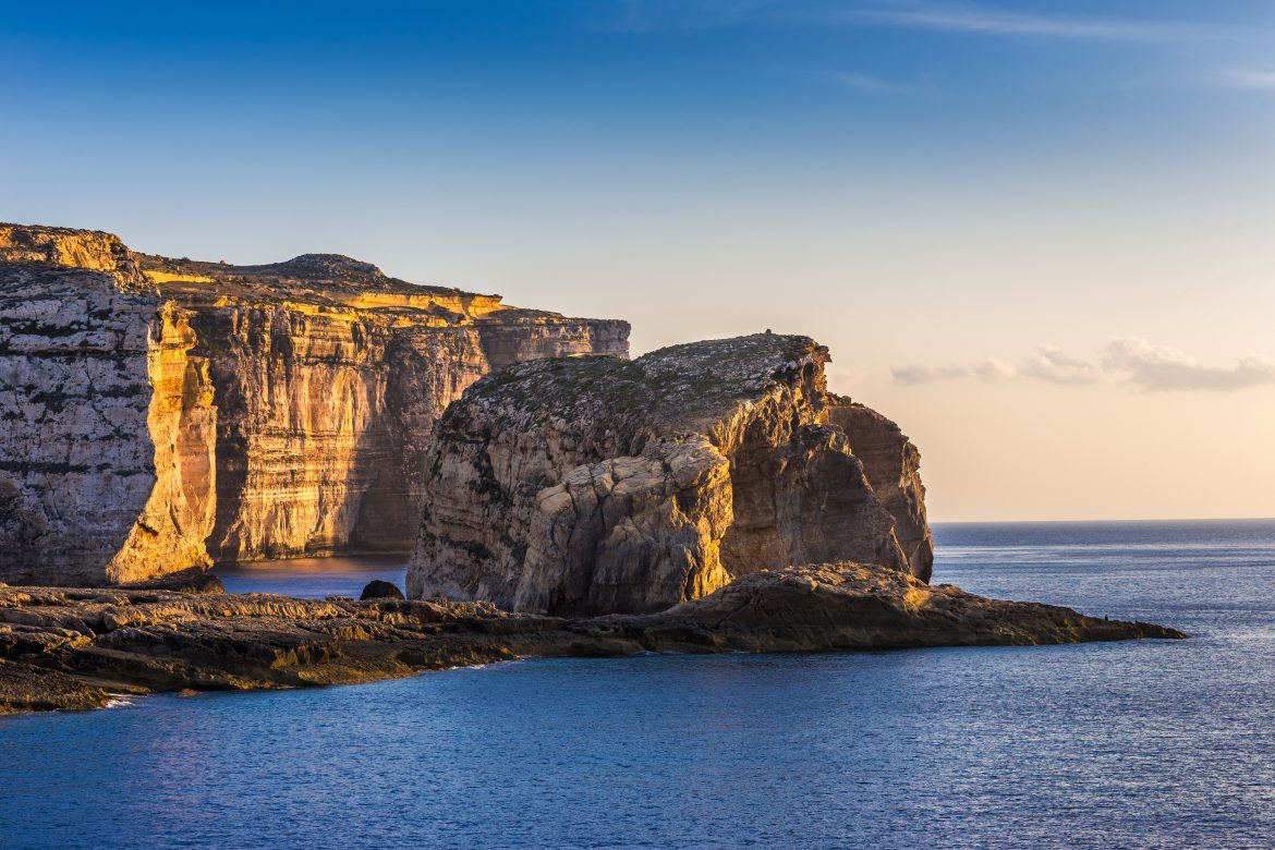 Gozo, Malte - Le célèbre rocher Fungus sur l'île de Gozo dans la baie de Dwejra au coucher du soleil