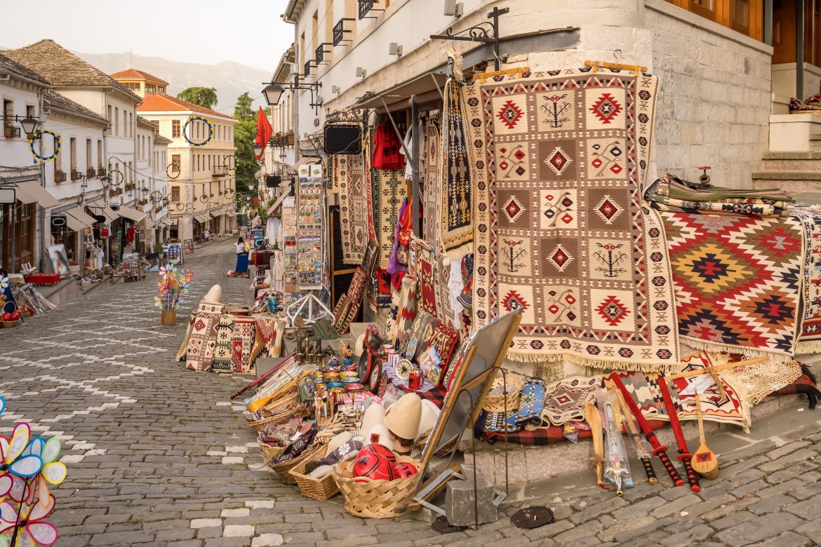 Boutique de souvenirs dans la vieille ville de Gjirokaster en Albanie.