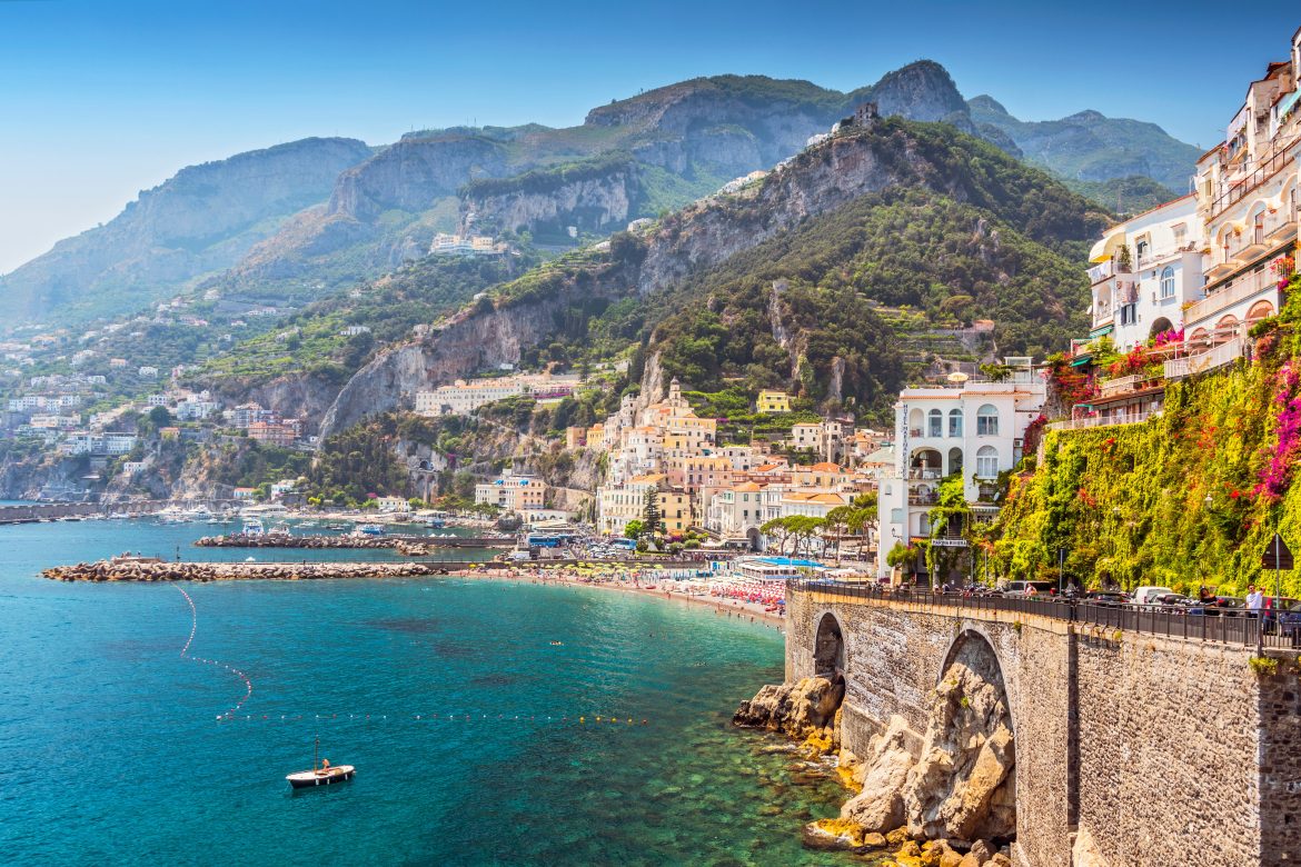 Vue de la magnifique ville d'Amalfi, sur la célèbre côte amalfitaine, avec le golfe de Salerne (Campanie, Italie).