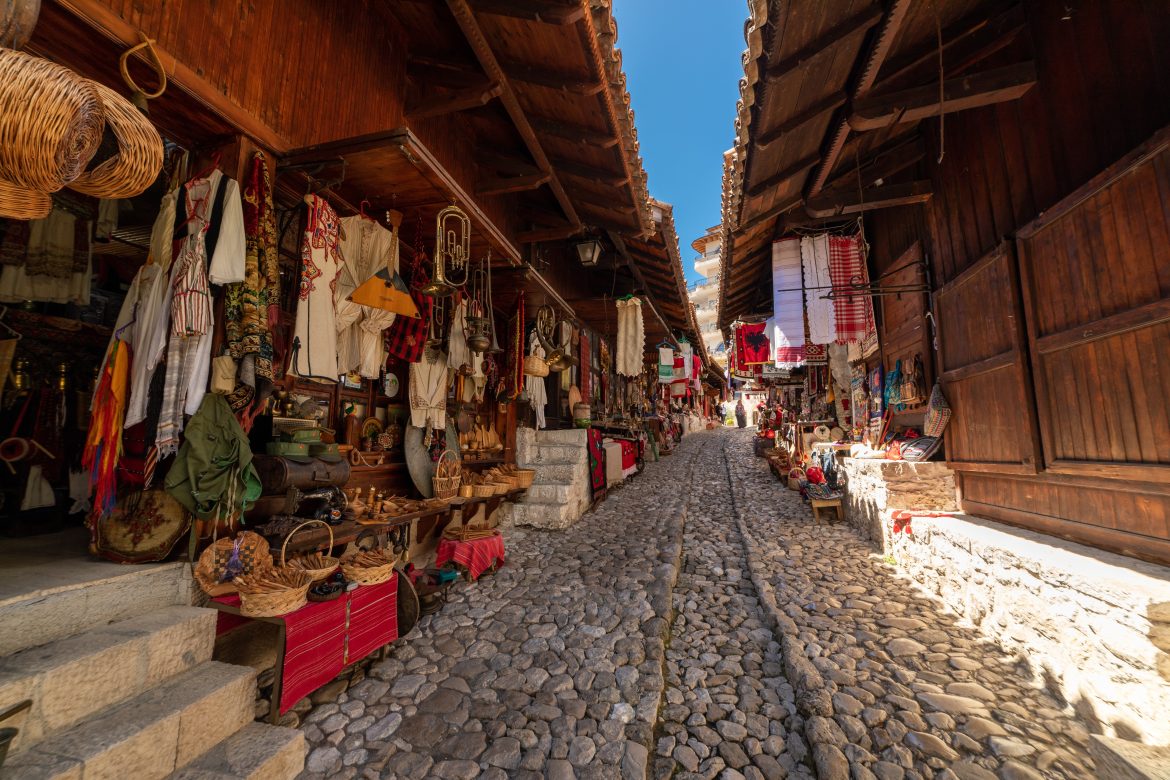 Le vieux bazar de Kruja, situé dans la ville et la municipalité du même nom, dans le centre-nord de l'Albanie.