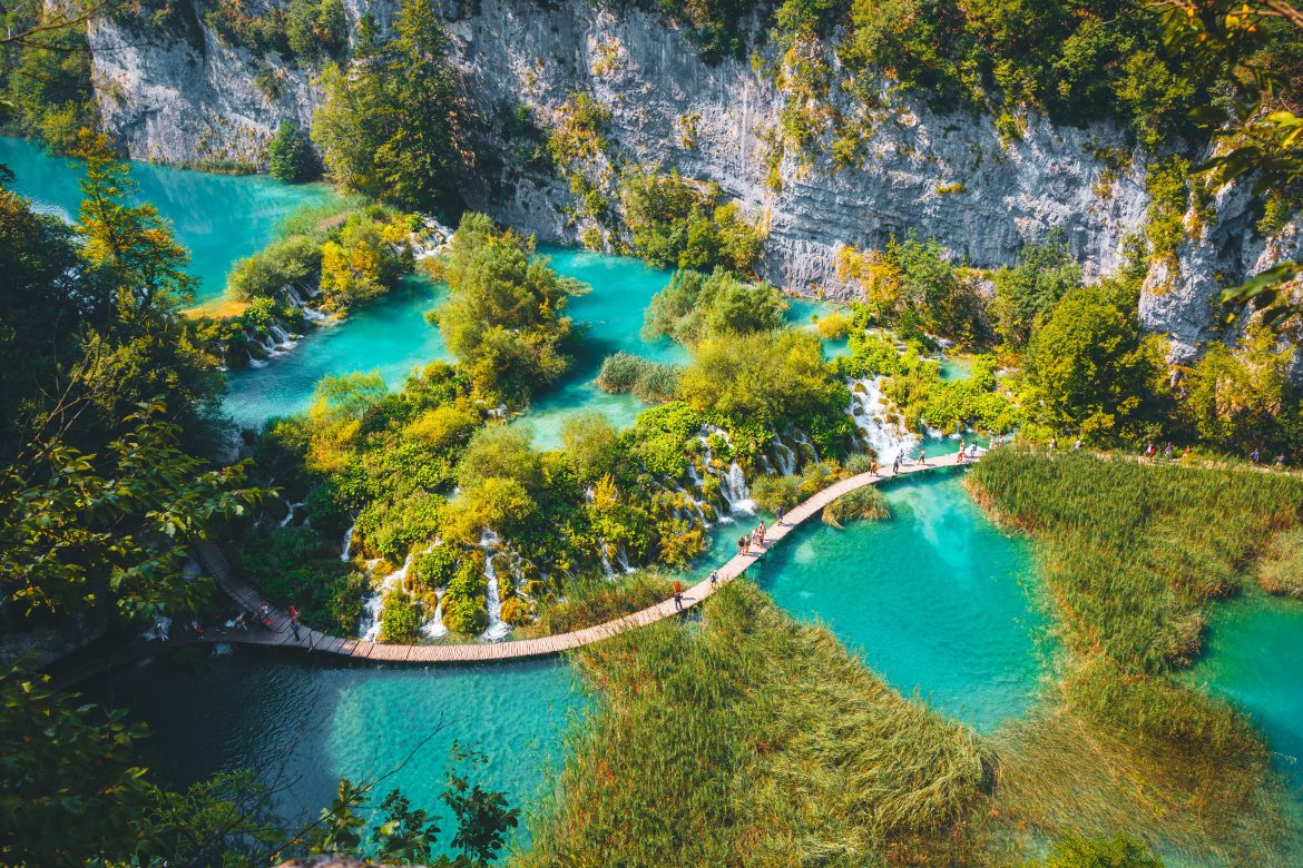 Vue paisible sur les cascades paradisiaques du parc national des lacs de Plitvice, célèbre site touristique croate.