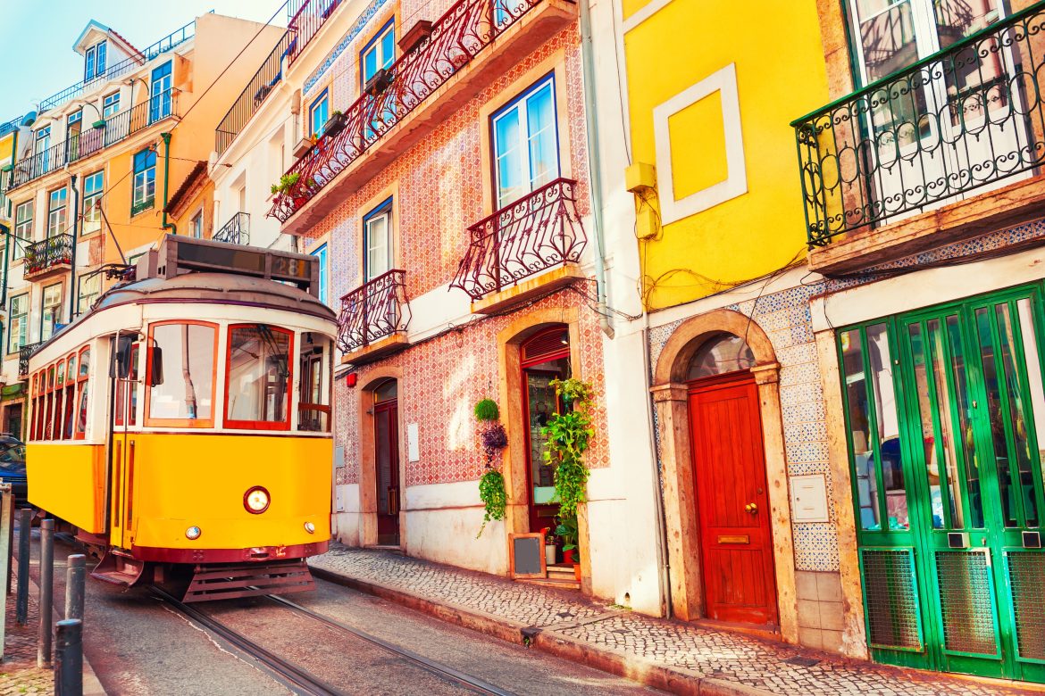 Tramway vintage jaune dans une rue de Lisbonne, au Portugal.