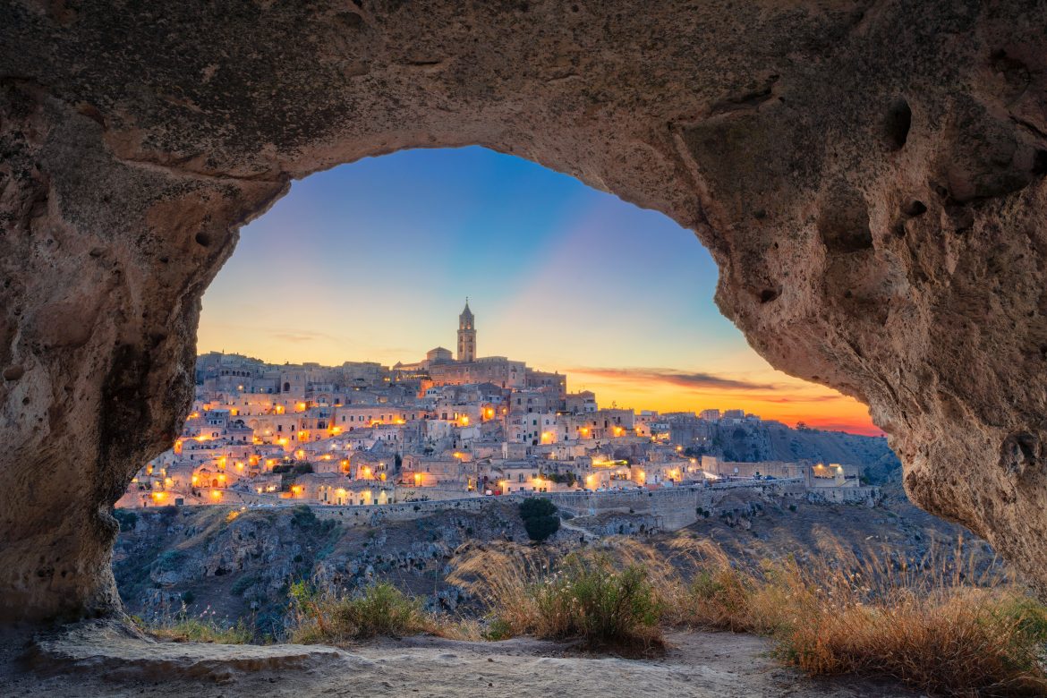 matera (1) Vue depuis une grotte sur Matera à la tombée de la nuit, Les Pouilles en Italie.