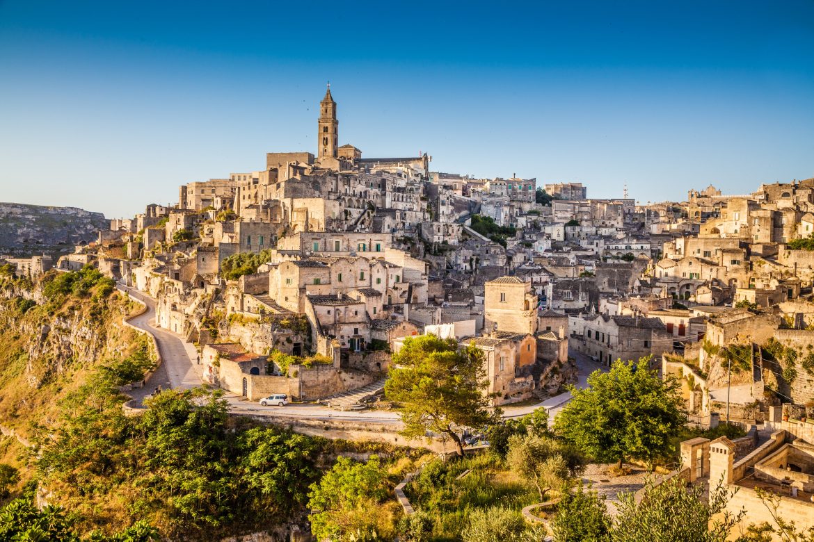 Ancient town of Matera at sunrise, Basilicata, Italy La ville antique de Matera au lever du soleil, Basilicate, Italie