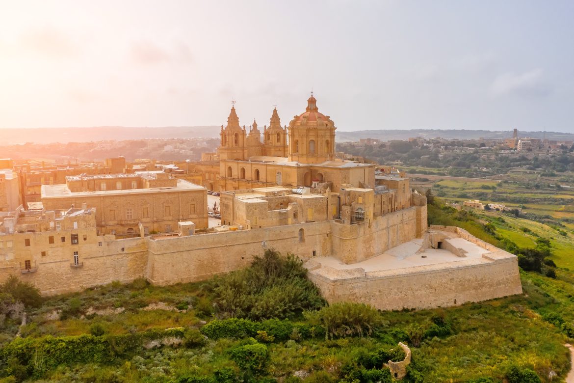 Vue aérienne de la cathédrale Saint-Paul, située dans la ville fortifiée de Mdina aux rues étroites.