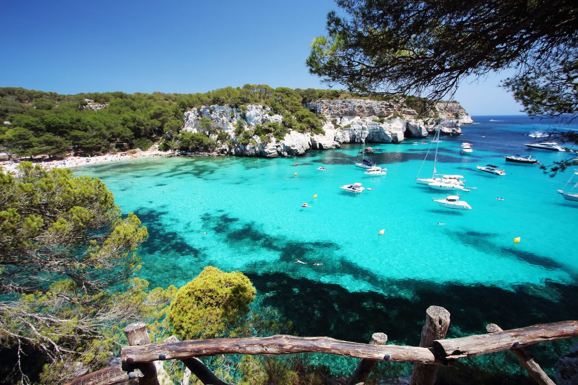 Vue principale de la plage de « Macarelleta », l'un des plus beaux sites de Minorque, aux îles Baléares (Espagne). Vue principale de la plage de « Macarelleta », l'un des plus beaux sites de Minorque, aux îles Baléares (Espagne).