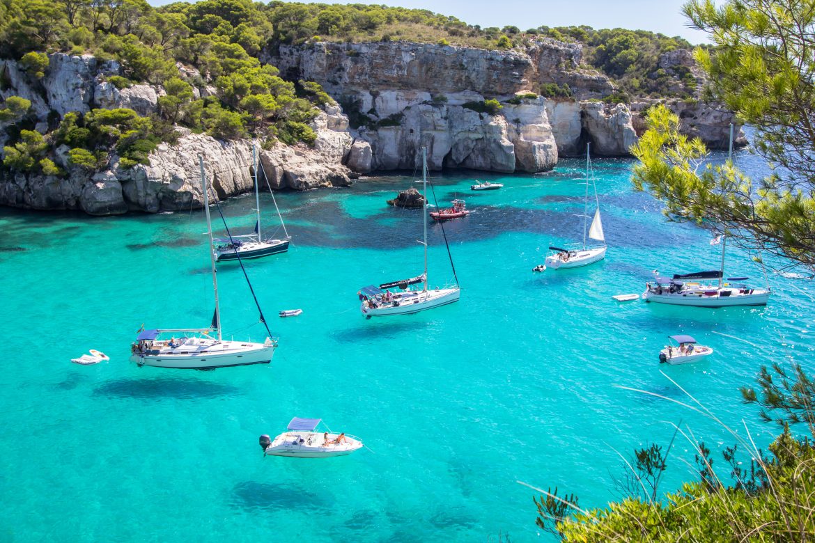 Boats and yachts on Macarella beach, Menorca, Spain Vue panoramique de la plage de Macarella à Minorque, aux îles Baléares (Espagne).