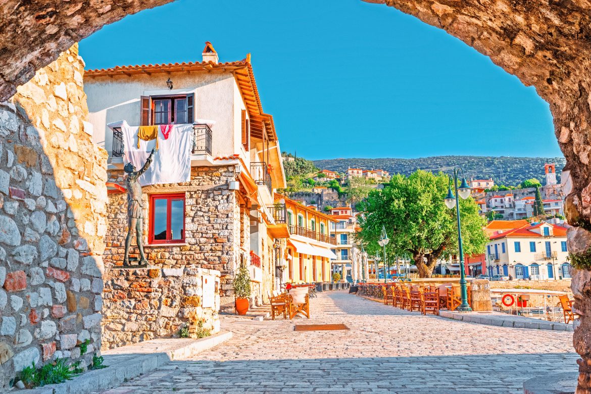Rue pavée et pittoresque de Nafpaktos