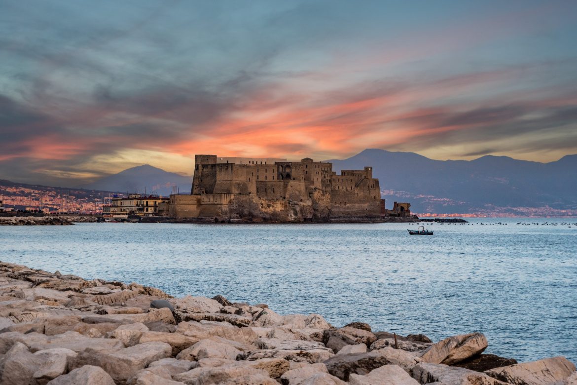 Lever de soleil sur l'emblématique Castel dell'Ovo et le golfe de Naples, dans le sud de l'Italie.