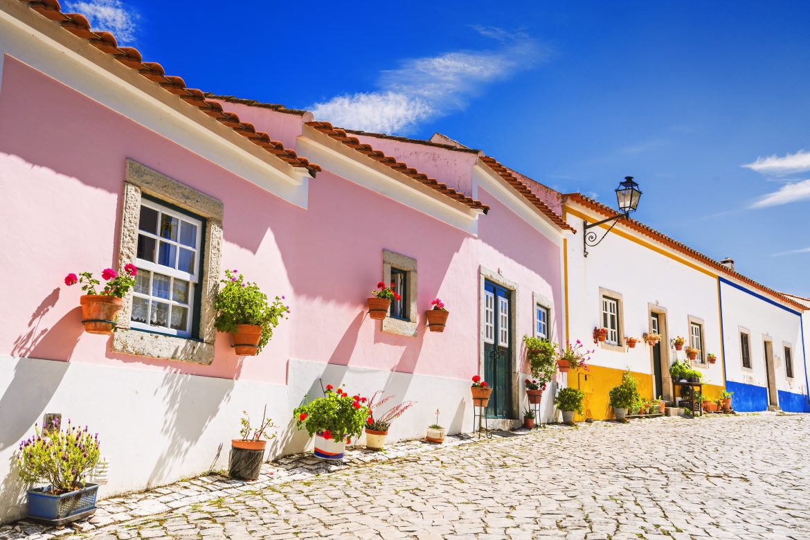 Rue colorée d'Obidos au Portugal.