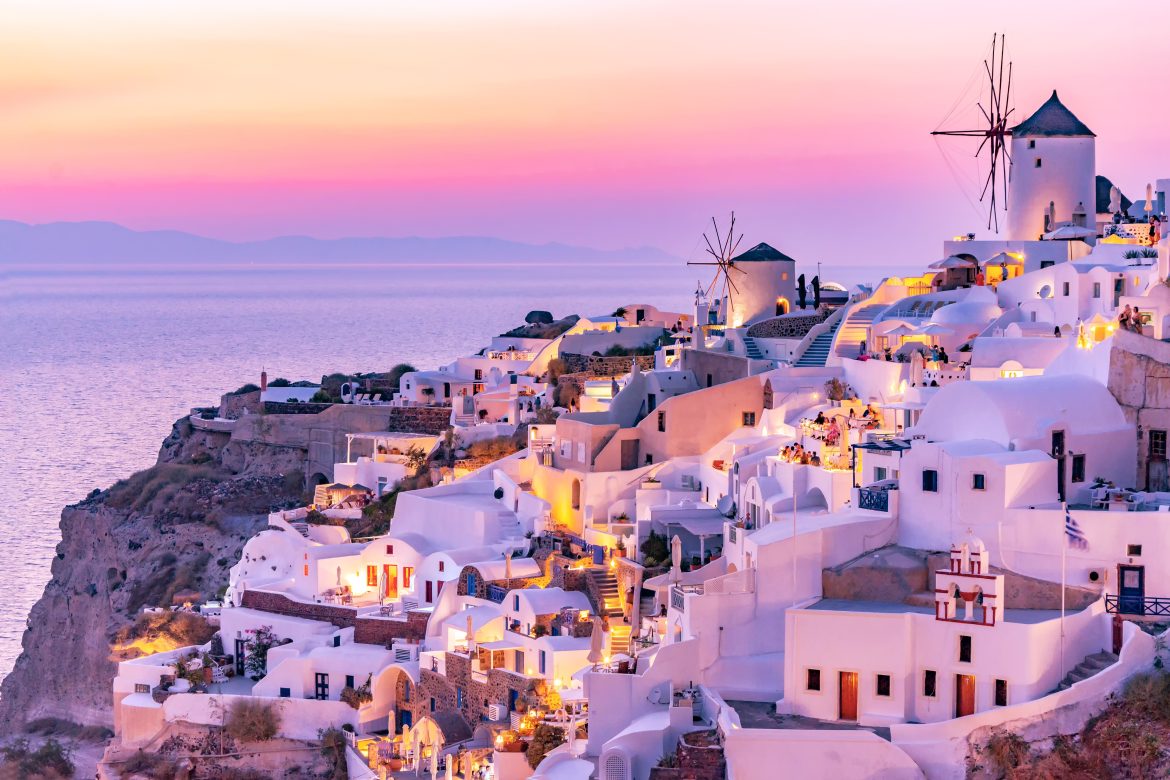 oia (3) Vue panoramique sur Oia, en Grèce, lors du coucher du soleil