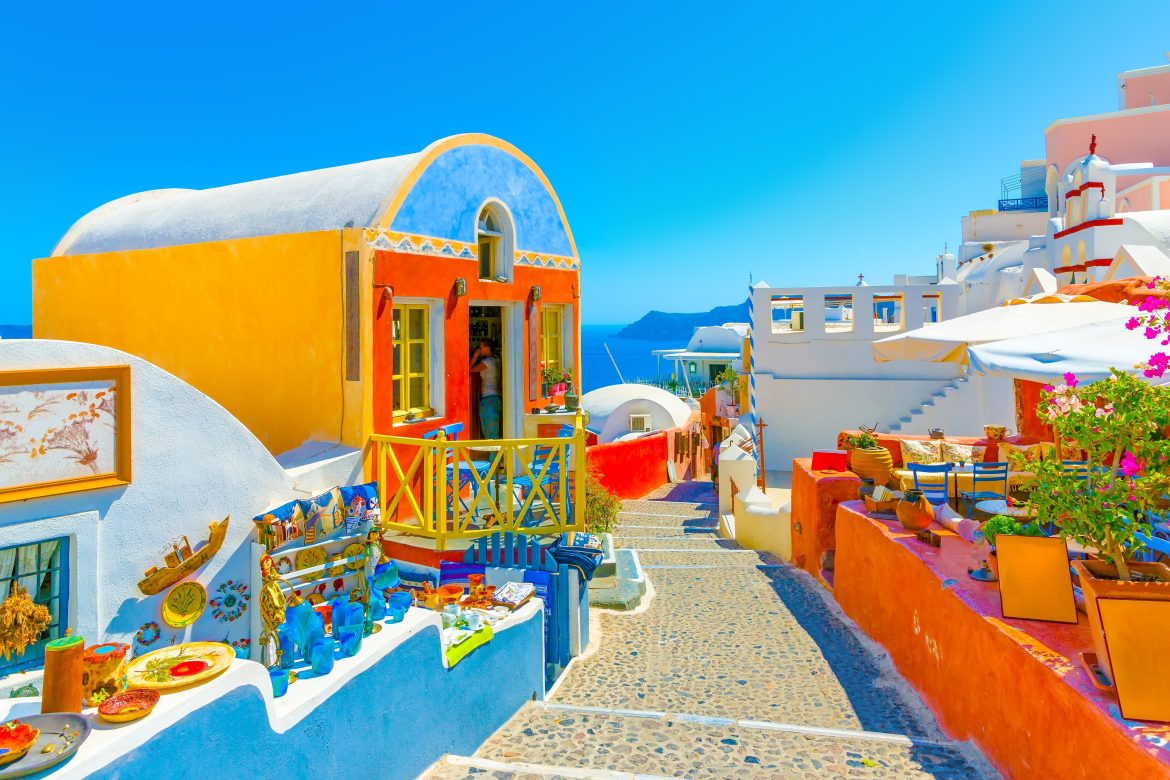 oia_ (2) Une rue étroite et colorée typique d'Oia, le plus beau village de l'île de Santorin, en Grèce.