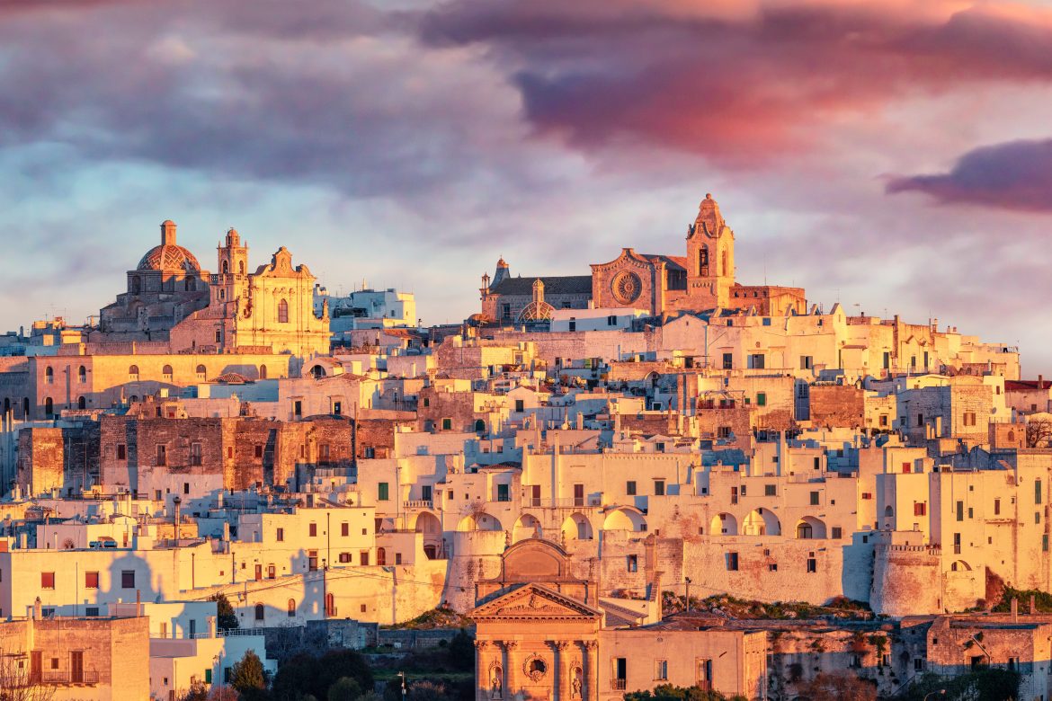 ostuni (2) Vue panoramique matinale du paysage urbain d'Ostuni. Lever de soleil spectaculaire dans les Pouilles, en Italie (Europe).