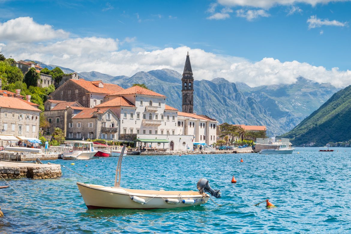 La ville historique de Perast, dans la baie de Kotor, en été (Monténégro)