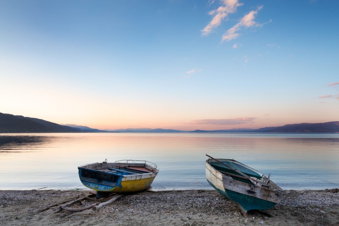 Coucher de soleil sur la rive du lac d'Ohrid, Pogradec, Albanie
