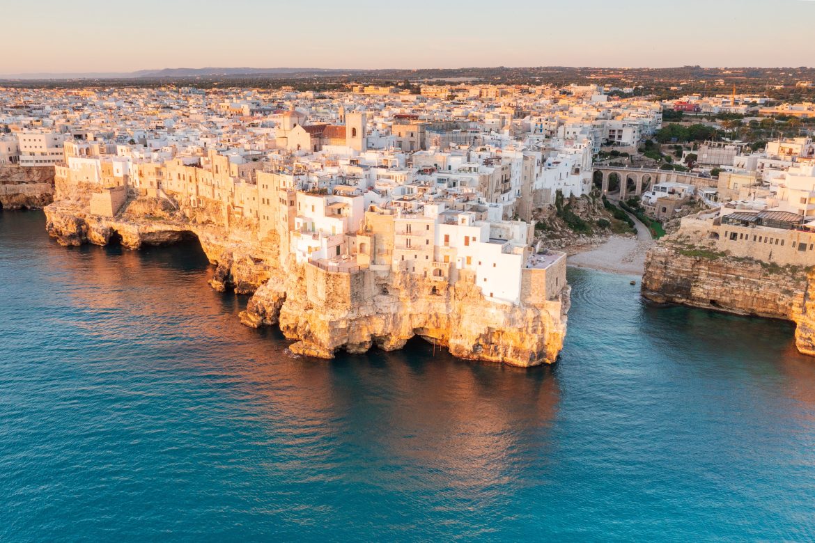 polignano (1) Vue panoramique sur la côte de Polignano dans les Pouilles, en Italie.