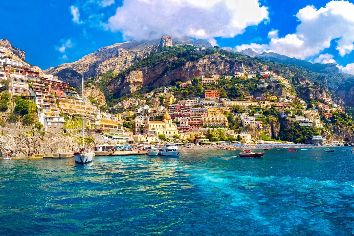 Vue panoramique sur côte de Positano avec la mer et ses bateaux.