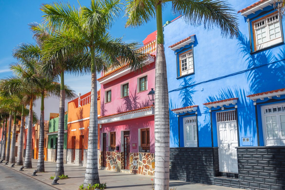 colored houses in Puerto de la Cruz maisons colorées à Puerto de la Cruz