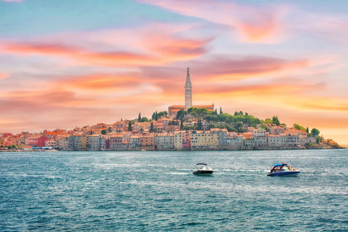 Vue panoramique de Rovinj au couché du soleil, en Croatie.
