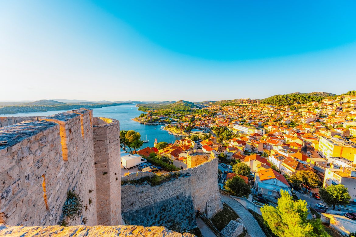 Vue au coucher du soleil sur la vieille ville de Šibenik et la cathédrale Saint-Jacques (classée par l'UNESCO), depuis les remparts médiévaux de la forteresse Saint-Michel, en Dalmatie (Croatie).